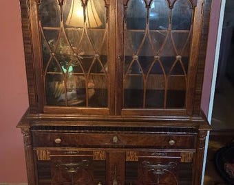 Beautiful Mahogany Georgian style China Cabinet. Features burlwood and tigerwood and a Genie's Lamp Theme.