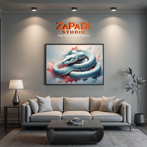Peut inclure: Une œuvre d'art encadrée représentant un serpent bleu clair enroulé avec une tête blanche, sur fond d'éclaboussures d'aquarelle rouges et bleues. L'œuvre est accrochée au-dessus d'un canapé gris dans un salon moderne. Le texte "ZAPADI STUDIO" est au-dessus.