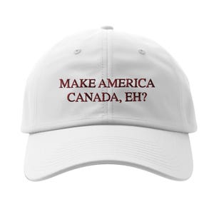 Może przedstawiać: Biała czapka bejsbolówka z zakrzywionym daszkiem. Na czapce znajduje się haftowany tekst "MAKE AMERICA CANADA, EH?" w kolorze bordowym z przodu. Czapka ma klasyczny sześciopanelowy design z guzikiem na górze.