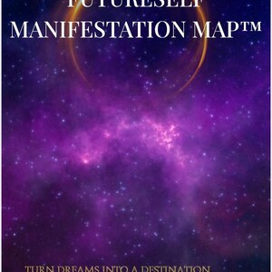 Peut inclure: Une impression d'art numérique sur le thème cosmique. L'image présente une nébuleuse violette et bleue profonde avec des étoiles, et le texte "FUTURESELF MANIFESTATION MAP™" et "TURN DREAMS INTO A DESTINATION."
