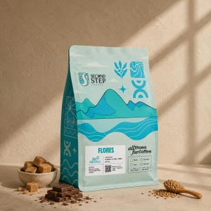 Könnte beinhalten: Ein hellblauer Kaffeebeutel mit der Aufschrift Second Step Coffee Flores und Berg- sowie Wellengrafiken. Der Beutel enthält Text zum Röstgrad sowie Noten von braunem Zucker, Schokoladenmalz und süß. Daneben liegen braune Zuckerwürfel und ein Holzlöffel.