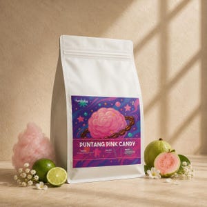 Pode incluir: Uma embalagem branca de café em grãos com um rótulo apresentando um gráfico rosa semelhante a um cérebro, fundo cósmico roxo e o texto PUNTANG PINK CANDY. O rótulo lista origem, processo e notas. Cercada por algodão-doce, limões e goiaba.
