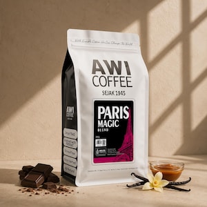 Puede incluir: Una bolsa de café blanca y negra con la etiqueta AWI COFFEE PARIS MAGIC BLEND y un gráfico de la Torre Eiffel. La bolsa muestra el texto With Enough Coffee, We Can Change The World, Sejak 1945 y 200g. Trozos de chocolate negro y una flor de vainilla están al lado.