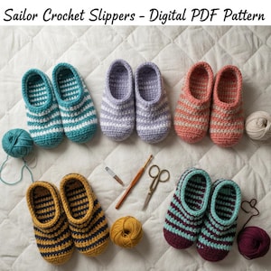 以下が含まれることがあります： 手作りの様々な色の鉤針編みスリッパのペアの画像。ターコイズ、ラベンダー、コーラル、ゴールド、バーガンディなど。各スリッパはストライプ模様です。「Sailor Crochet Slippers - Digital PDF Pattern」のテキストが表示されています。