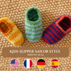 Peut inclure: Trois chaussons crochetés pour enfants avec des rayures jaune et orange, vert et bleu clair, et rouge et bleu. Le texte sur l'image indique : KIDS SLIPPER SAILOR STYLE SIZES EU 25-34. Les chaussons sont disposés en rangée sur une surface texturée.