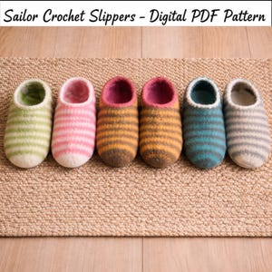 Puede incluir: Seis pares de zapatillas de crochet a rayas en varios colores, incluyendo verde, rosa, naranja, turquesa y gris. Las zapatillas están dispuestas sobre una alfombra beige texturizada, con el texto "Sailor Crochet Slippers - Digital PDF Pattern" en la parte superior.
