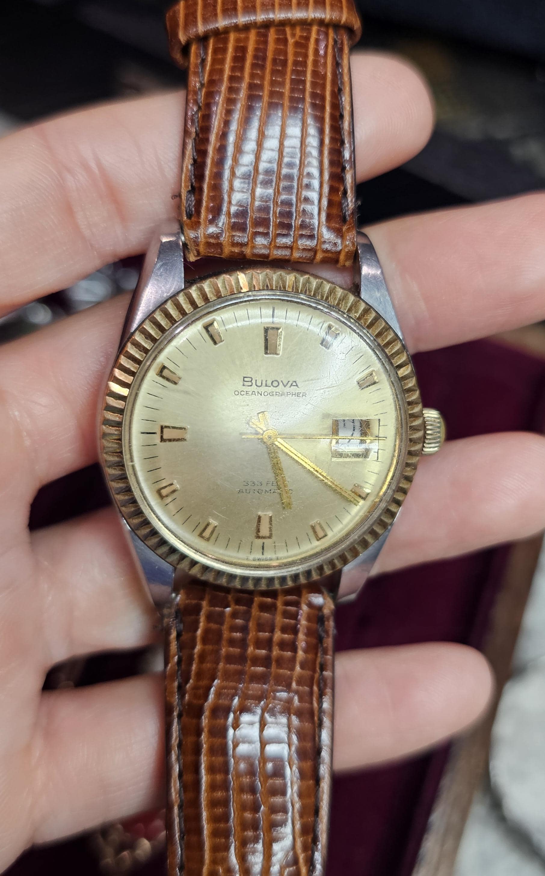稼動品【美品 スイス製】BULOVA 音叉ロゴ ラウンド 腕時計 ゴールド 
