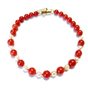Prachtige 14k gouden armband met rode koraal en ronde witte cultuurparel, maat 7,5 &quot;