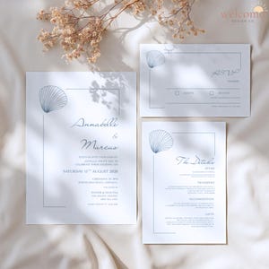 Könnte beinhalten: Hochzeitspapeterie-Set mit Muschelmuster. Die Einladung, die RSVP-Karte und die Detailkarte haben ein minimalistisches Design mit blauem Text und einer Muschelillustration. Die Einladung enthält die Namen Annabelle & Marcus und das Datum.