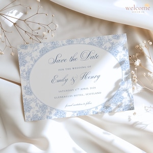 Könnte beinhalten: Eine Hochzeitseinladung mit dem Text "Save the Date" in eleganter Schrift. Die Einladung zeigt ein hellblaues Blumenmuster und ist für die Hochzeit von Emily & Henry am 6. April 2028 im Gleneagles Hotel, Schottland.