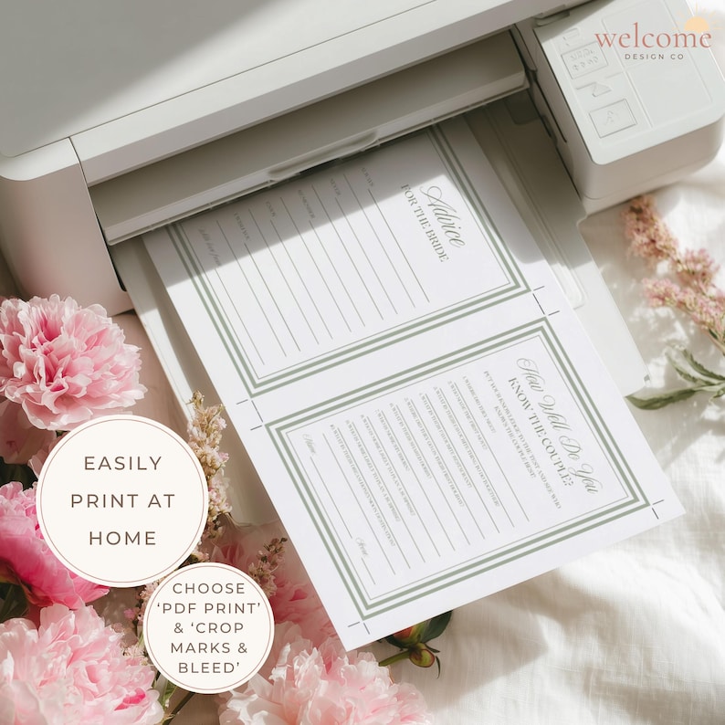 Op de afbeelding: Een witte printer die een vel papier uitwerpt met twee bedrukte kaarten met saliegroene randen en zwarte tekst. De bovenste kaart is getiteld Advice for the Bride en de onderste kaart How Well Do You Know the Couple.