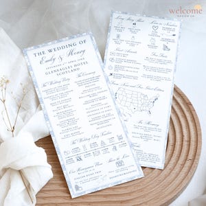 Puede incluir: Dos tarjetas rectangulares de programa de boda con bordes florales azules y texto negro. Los programas detallan el cortejo nupcial, el cronograma de la ceremonia y datos curiosos sobre la pareja, incluyendo un mapa de Estados Unidos e iconos.