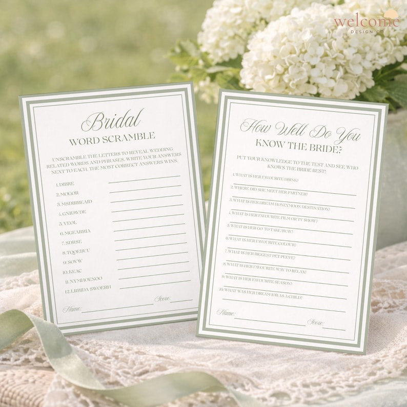 Op de afbeelding: Twee witte rechthoekige bruiloftsspelkaarten met saliegroene randen. De linkerkaart is getiteld Bridal Word Scramble met twaalf door elkaar gehusselde woorden. De rechterkaart is getiteld How Well Do You Know The Bride? met elf genummerde vragen.