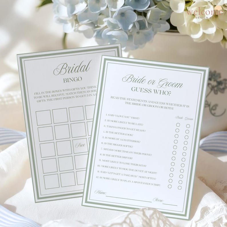 Op de afbeelding: Twee witte papieren spelkaarten met saliegroene randen. E&eacute;n kaart is getiteld Bridal Bingo met een raster voor cadeaus. De andere is getiteld Bride or Groom Guess Who? met twaalf genummerde vragen en cirkels om aan te vinken.