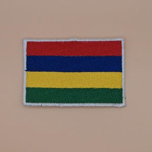 Peut inclure: Écusson brodé représentant le drapeau de l'île Maurice. Le patch rectangulaire présente des rayures horizontales rouges, bleues, jaunes et vertes, avec une bordure blanche. Le drapeau est un symbole d'identité nationale.