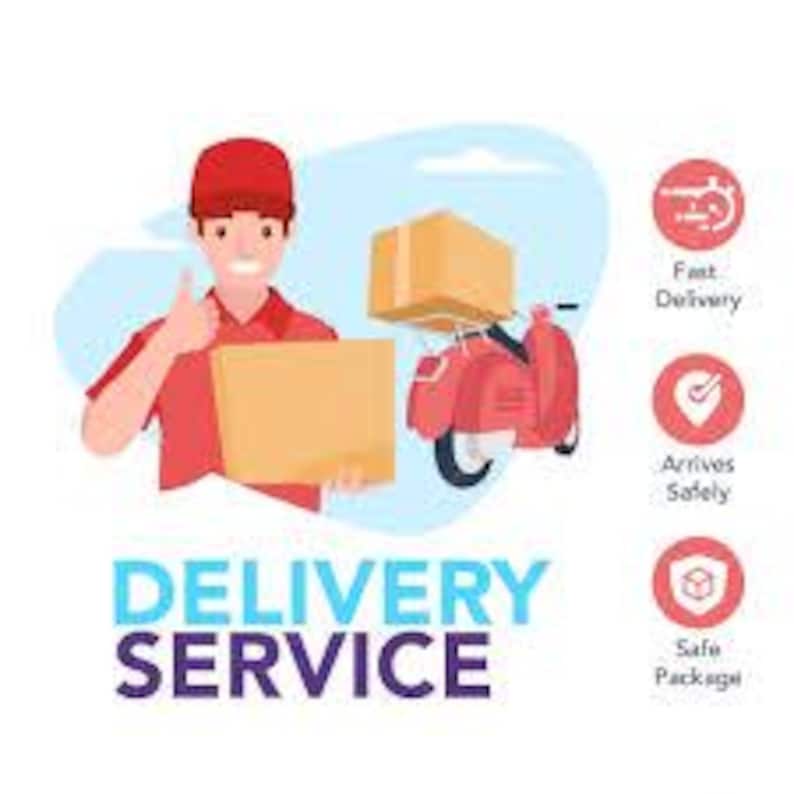Puede incluir: Ilustraci&oacute;n de un repartidor con uniforme rojo sosteniendo un paquete, con una moto roja que transporta un paquete. El texto "DELIVERY SERVICE" se muestra en azul y morado.