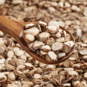 Puede incluir: Juego de tres tazas de cerámica con acabado mate moteado. Las tazas son de color crema, marrón claro y marrón oscuro. Cada taza tiene un diseño simple y minimalista.