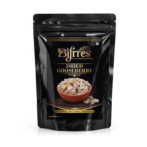 Könnte beinhalten: Ein schwarzer Standbeutel mit getrockneten Stachelbeeren, der den Markennamen Bifrres, den Text Dried Gooseberry und eine Grafik einer kleinen Terrakottaschale mit hellbraunen getrockneten Fruchtstücken vor schwarzem Hintergrund zeigt.