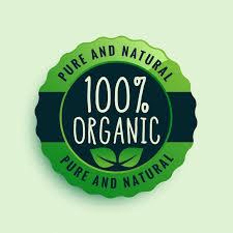Puede incluir: Una insignia circular verde y negra con el texto "PURE AND NATURAL" alrededor del borde y "100% ORGANIC" en el centro. Dos hojas verdes est&aacute;n debajo del texto. La insignia est&aacute; sobre un fondo verde claro.