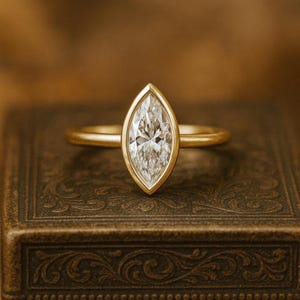 Anel de noivado de moissanita marquise: solitário com aro de ouro maciço 14k