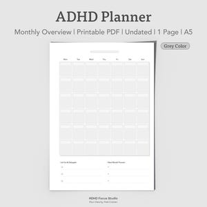 以下が含まれることがあります： 月間概要レイアウトの白いADHDプランナー。プランナーには、週の各曜日のセクションとメモ用のスペースが含まれています。「ADHD Planner」というテキストが上部にあります。
