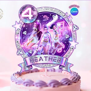 Può includere: Un cake topper con un design viola e argento, raffigurante tre personaggi animati. Il topper include il numero 4, stelle e il nome "HEATHER" su uno striscione. La torta è decorata con glassa viola.