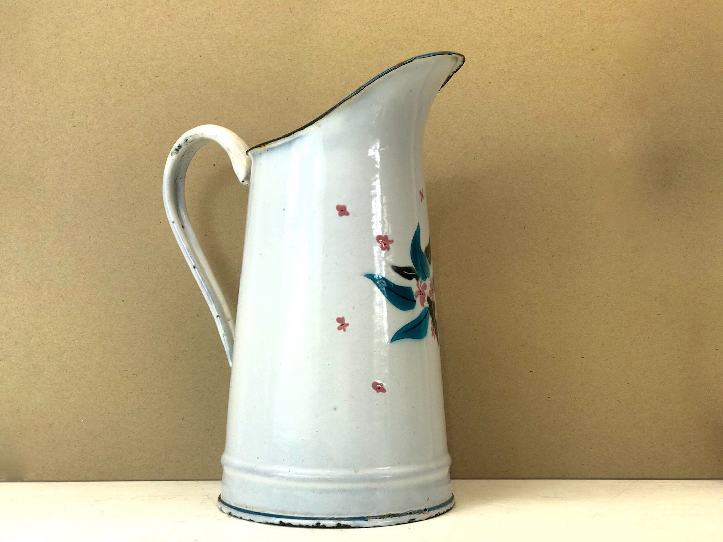 Français Antique White & Teal Enamel Jug, Décor Floral, Fleurs Bleu Sarcelle et Rose 5765