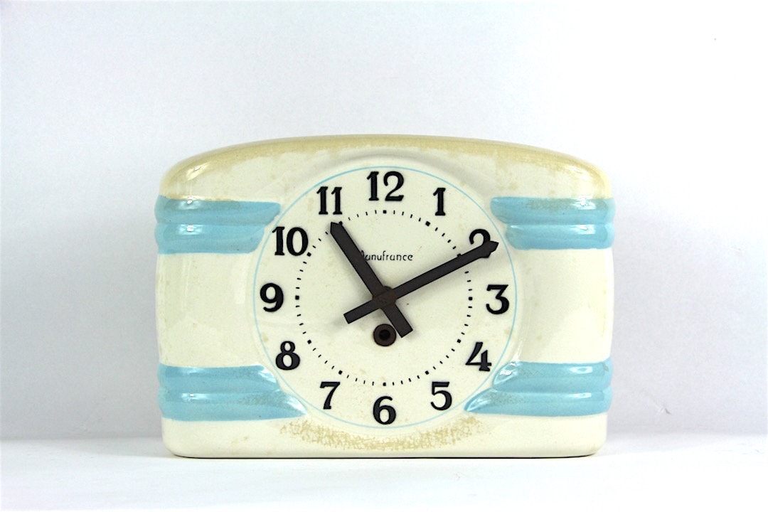 Vintage Français Porcelain Ironstone Wall Clock avec Shabby Chic Sky Blue et Tea Stained Coloring.