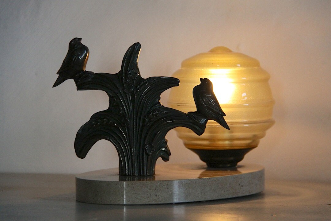 Belle Français Art Déco Lampe de Table Oiseaux sur Une Base Ovale en Marbre