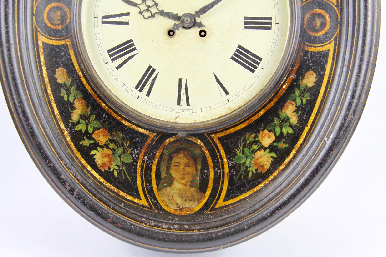 Unique Français Horloge Murale en Métal Vintage Décorée de Roses, d'enfants et Jolies Dames