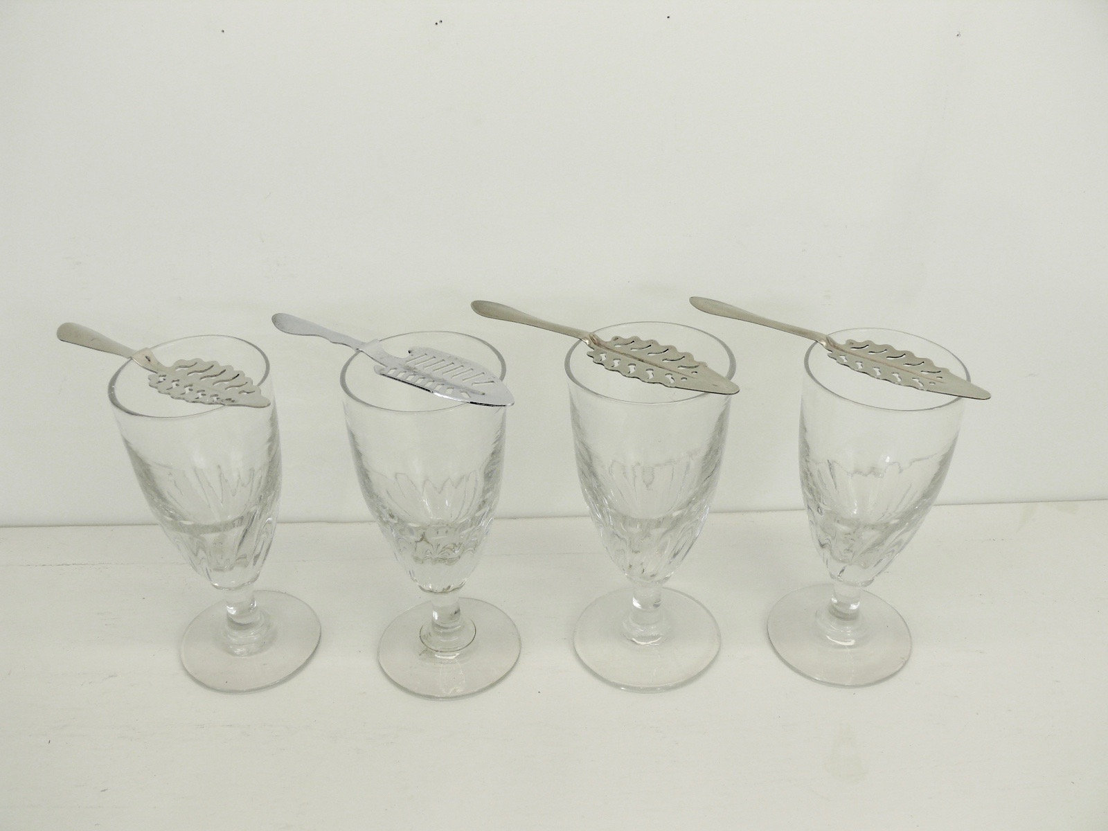 Lunettes Français Absinthe Antiques Plus Cuillères d'absinthe, Verre Soufflé de Bouche, Ensemble 4, 