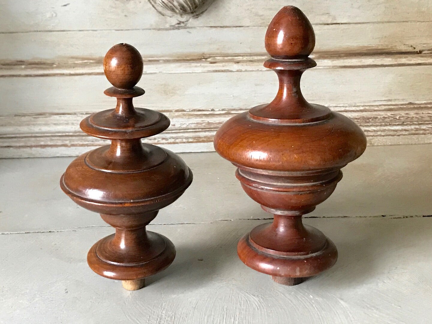 Grand Français Anciens Finiaux en Bois Tourné, Deux Décorations de Fronton Récupéré, Récupération, R