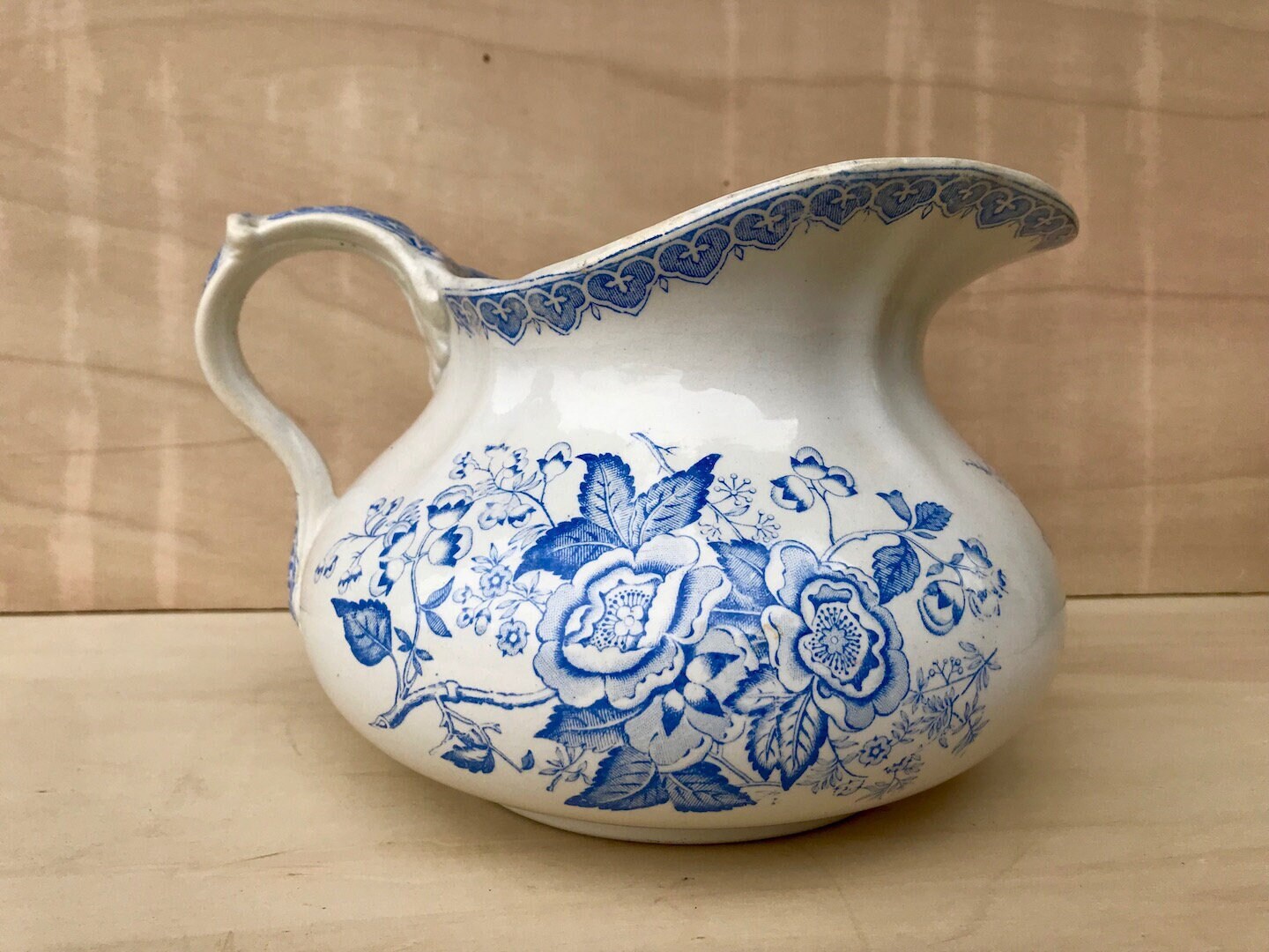 Pichet Floral Français Antique, Cruche, Bleue Transférant Des Fleurs Par Creil & Montereau, Décor Fl