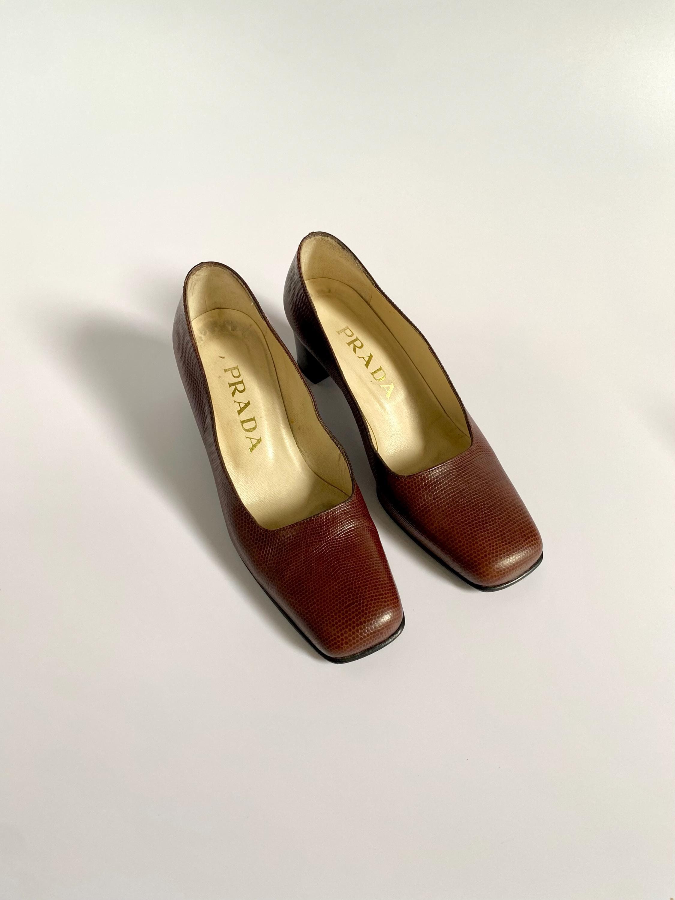 靴 Vintage celine shoes CELINE Vintage Burgundy Leather and Gold Link Chain Heels