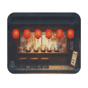以下が含まれることがあります： 夜の日本のラーメン店のデジタルイラスト。お店には赤い提灯、木製のスツール、日本語のテキストが入った看板があります。カウンターにはラーメンの丼が並んでおり、湯気が立っています。