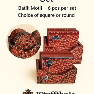 Könnte beinhalten: Holzuntersetzer-Set mit Batik-Motiv. Das Set enthält sechs Teile, erhältlich in quadratischer oder runder Form. Die Untersetzer sind rot mit einem floralen und geometrischen Design, präsentiert in einem Holzhalter.