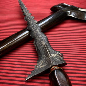 Indonesisk Keris Kris vågigt blad Pamor javanesisk dolk kulturell artefakt samlarutställning