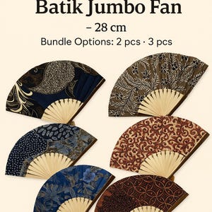 Puede incluir: Abanicos Batik Jumbo, 28 cm, con varias opciones de paquete. La imagen muestra seis abanicos abiertos con intrincados diseños batik en tonos azules, marrones y rojos. Los abanicos tienen un marco de madera y son ideales para decoración.