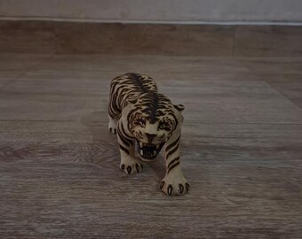 Holzfiguren Tiger und Leopard — Handgeschnitzte Pyrographie | Tierskulptur 20-25 cm | Schreibtisch Dekor Geschenk