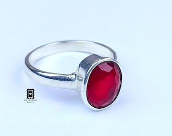 Handgefertigter Ring aus 925er Sterlingsilber mit Rubin.