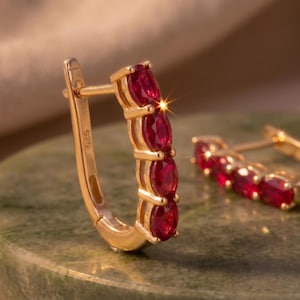Kolczyki koła z rubinami | Owalne, czerwone kolczyki z kamieniami szlachetnymi | Kolczyki ze srebra próby 925 pokrytego złotem | Kamień urodzinowy na lipiec