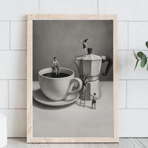 小さな人々のコーヒープリント – シュールな壁アート、面白いコーヒー好きへのギフト、ミニチュアコーヒーカップアート、印刷可能な壁アート