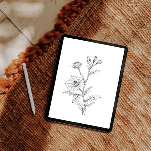 Könnte beinhalten: Ein schwarzes Tablet mit weißem Bildschirm, auf dem eine schwarze Strichzeichnung einer blühenden Pflanze mit Blättern und Knospen zu sehen ist. Ein weißer Eingabestift befindet sich links neben dem Tablet. Der Bildschirm zeigt eine botanische Zeichnung.