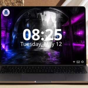 Op de afbeelding: Een laptop met een digitaal scherm waarop de tijd 08:25 en de datum dinsdag 12 mei worden weergegeven. De achtergrond toont een donker, sfeervol fantasie-straatbeeld met levendige paarse verlichting en een klein rond logo in de hoek.