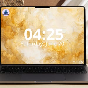 Könnte beinhalten: Ein dunkelgrauer Laptop mit einem Bildschirm, der einen goldenen Aquarellhintergrund, die Uhrzeit 04:25, das Datum Saturday, June 20 und ein kleines kreisförmiges Logo in der oberen linken Ecke mit einem blauen Roboter-Icon zeigt.