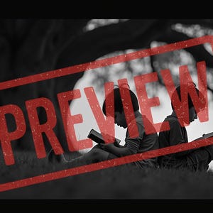 Könnte beinhalten: Schwarz-Weiß-Bild von zwei Personen, die unter einem großen Baum auf dem Gras sitzen und lesen. Ein roter Stempel mit dem Wort "PREVIEW" ist über dem Bild.