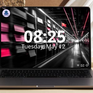 Könnte beinhalten: Ein dunkelgrauer Laptop mit einer digitalen Uhranzeige von 08:25 Uhr und dem Datum Dienstag, 12. Mai. Der Bildschirmhintergrund zeigt eine schwarz-weiße Perspektive eines Korridors mit rosa Akzenten und einem kleinen runden Logo oben links.