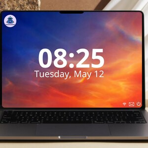 Könnte beinhalten: Ein silberner Laptop, der ein lebendiges digitales Bild eines Sonnenuntergangs mit der Uhrzeit 08:25 und dem Datum Dienstag, 12. Mai, anzeigt. Der Laptop hat eine schwarze Tastatur und ein kleines Logo in der oberen linken Ecke.