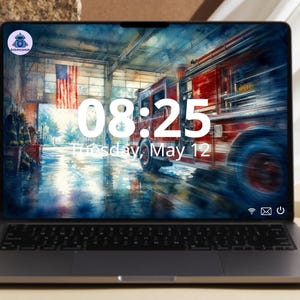 Könnte beinhalten: Ein Laptop mit einem digitalen Hintergrundbild eines roten Feuerwehrautos in einer Wache mit einer amerikanischen Flagge. Der Bildschirm zeigt die Uhrzeit 08:25 und das Datum Dienstag, 12. Mai in weißem Text. Ein kleines Logo ist oben links.