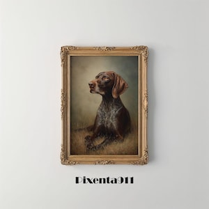 Op de afbeelding: Een ingelijst portret in vintage-stijl van een hond. De hond is bruin met een gespikkelde vacht en de lijst is goudkleurig met sierlijke details. De hond ligt in het gras en de achtergrond is een gedempt groen. De tekst "Pixenta911" staat onderaan.